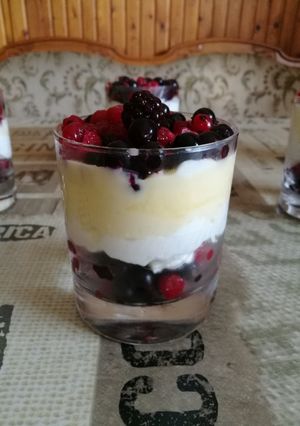 Erdei gyümölcsös pohárkrém recept fotója
