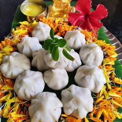 A picture of Ukdiche modak (steamed).