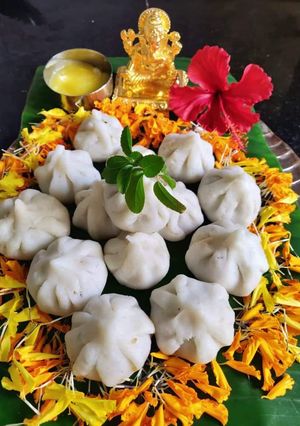 A picture of Ukdiche modak (steamed).