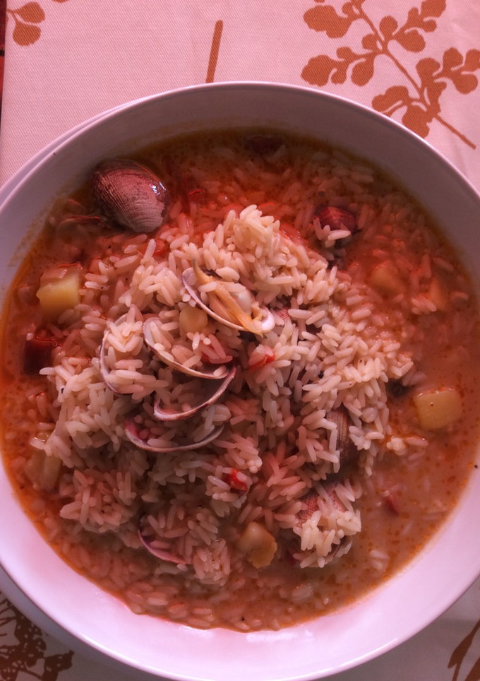 Una foto de Arroz con almejas (caldoso)