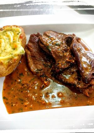 Una foto de Bife a la Crema de Perejil y Papa Rellena
