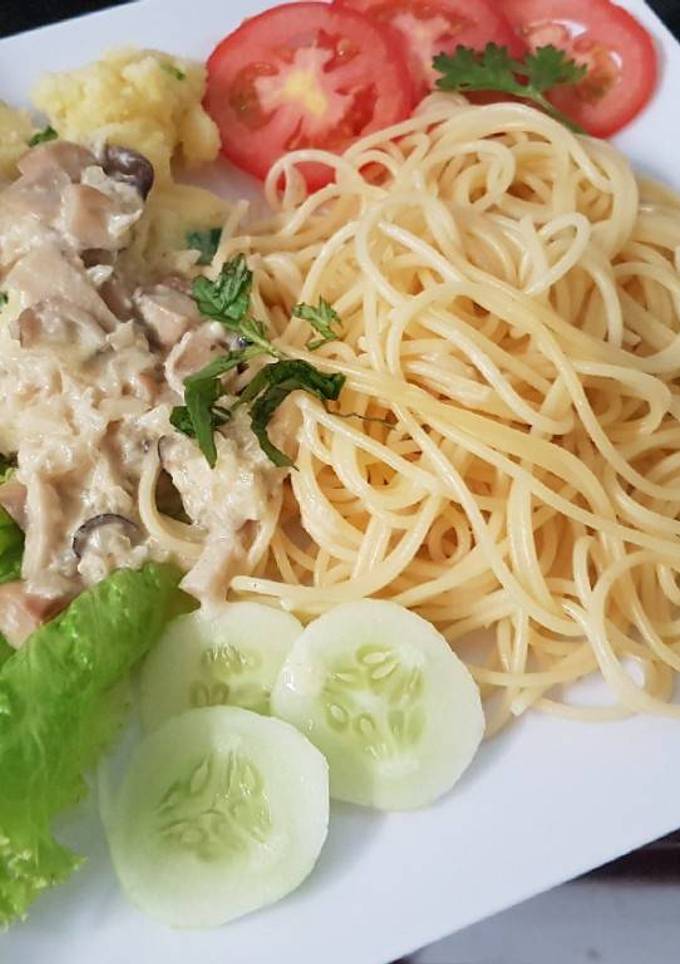 Hình của món Ăn Chay Spaghetti(mỳ ý) sốt kem và khoai nghiền.