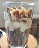 Pudin de café con chía aromatizado a la vainilla con yogurt griego plátano y nueces