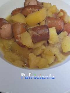 Una foto de Guiso de patatas con salchichas y cerveza
