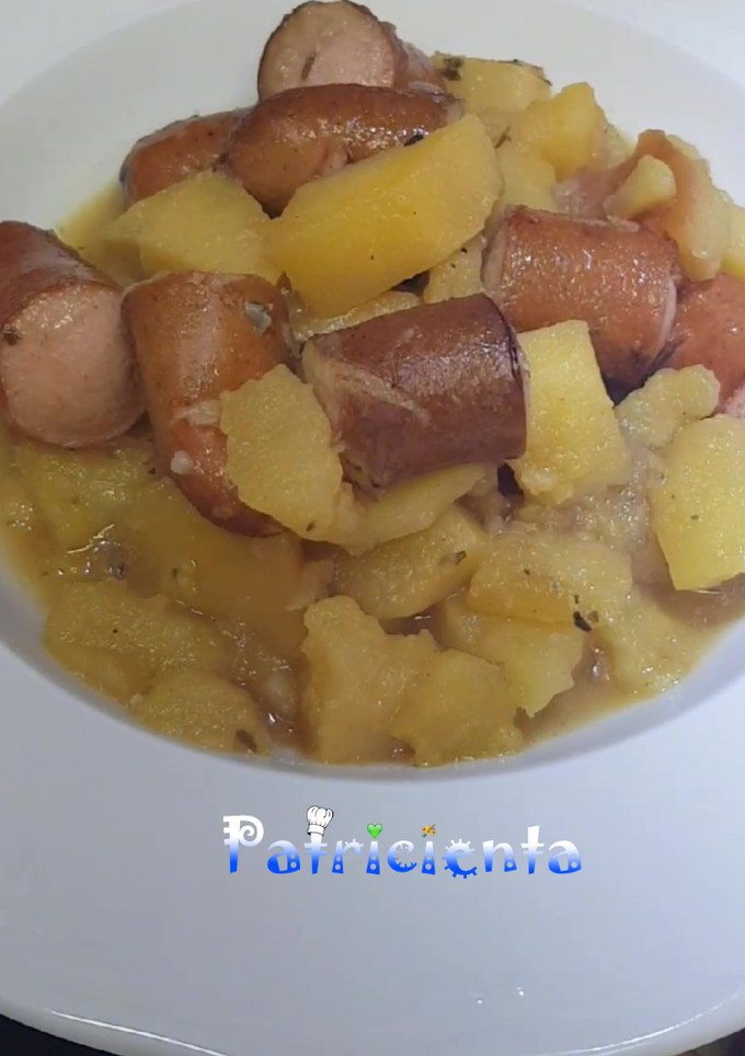 Una foto de Guiso de patatas con salchichas y cerveza