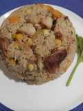 Arroz en sartén con cerdo, zanahoria y maíz tierno