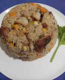 Arroz en sartén con cerdo, zanahoria y maíz tierno