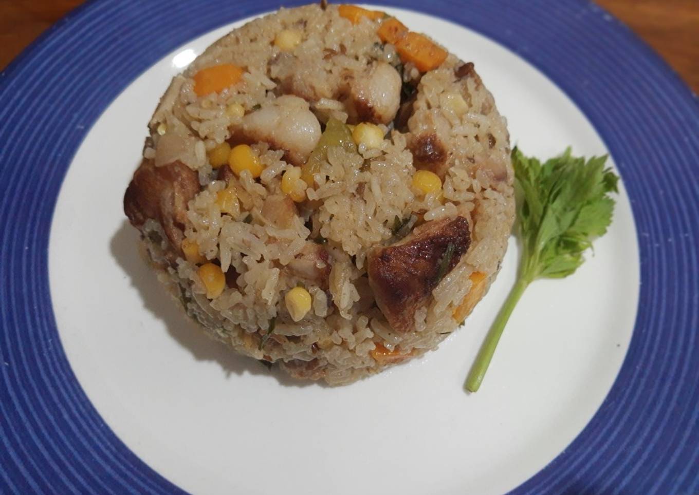 Arroz en sartén con cerdo, zanahoria y maíz tierno
