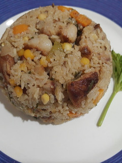 Una foto de Arroz en sartén con cerdo, zanahoria y maíz tierno