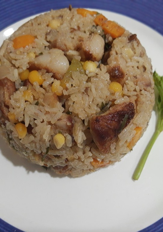 Una foto de Arroz en sartén con cerdo, zanahoria y maíz tierno