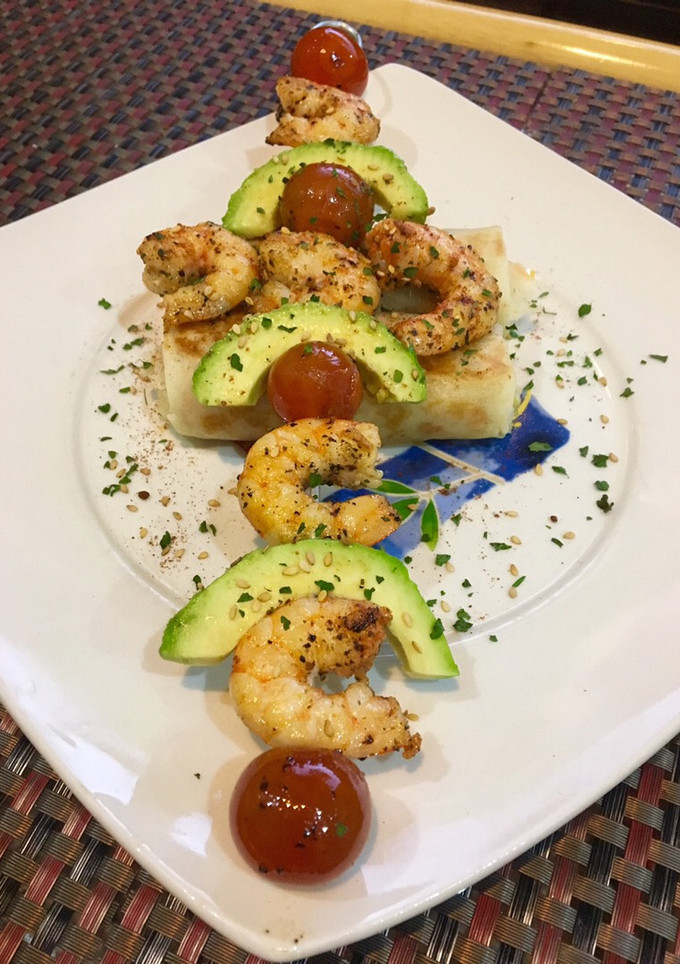 Una foto de Brocheta de langostinos, aguacate 🥑 y cherries