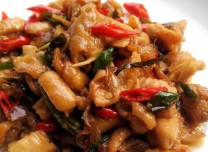 Foto resep Tumis Pedas Kulit Ayam (Bumbu Iris)