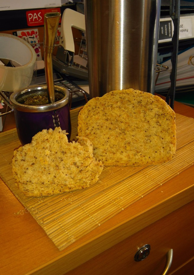 Una foto de Pan integral con avena y semillas de chía para panetera.-