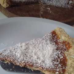 Una foto de Tarta integral DIET de dulce de leche con coco