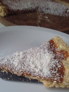 Una foto de Tarta integral DIET de dulce de leche con coco