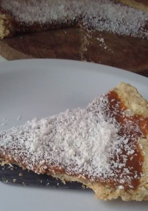 Una foto de Tarta integral DIET de dulce de leche con coco