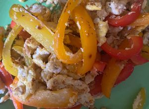 Una foto de Huevo con pimientos deliciosos y saludable