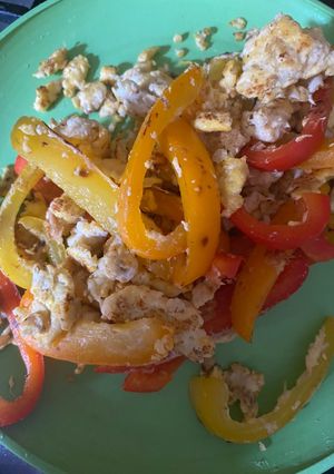 Una foto de Huevo con pimientos deliciosos y saludable