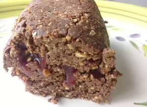 Una foto de Salame vegano de cacao relleno con mermelada de frambuesa (sin azúcar añadida)