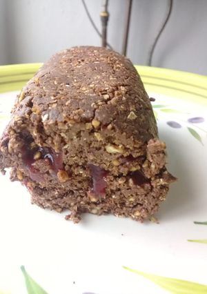 Una foto de Salame vegano de cacao relleno con mermelada de frambuesa (sin azúcar añadida)