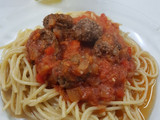 Salsa con albóndigas