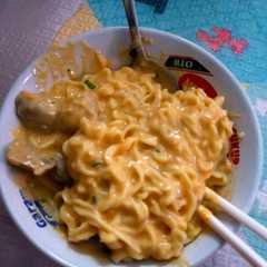 A picture of Indomie maniac keju.