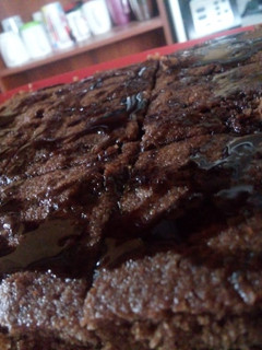 Una foto de Brownie de chocolate y salsa de chocolate caseros