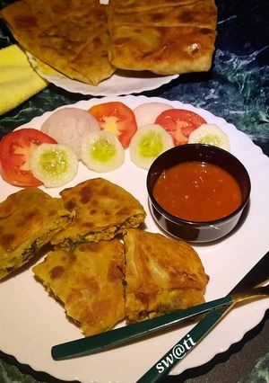 চিকেন মোঘলাই পরোটা(Chicken Mughlai Porota recipe in bengali) রেসিপির প্রধান ছবি