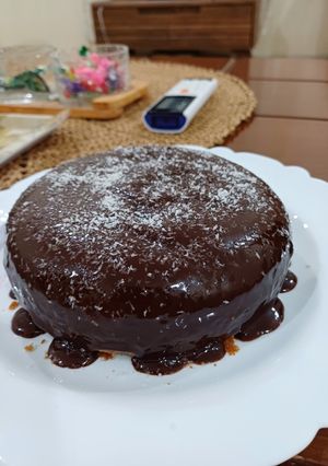 عکسی از دستور کیک قهوه با روکش گاناش داخل قابلمه