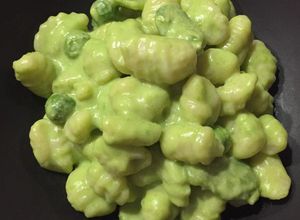 Foto di Gnocchi di semola con crema di fave e piselli