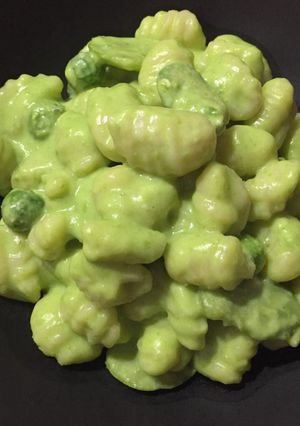 Foto di Gnocchi di semola con crema di fave e piselli