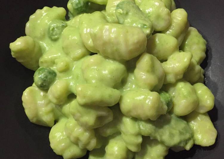 Gnocchi di semola con crema di fave e piselli