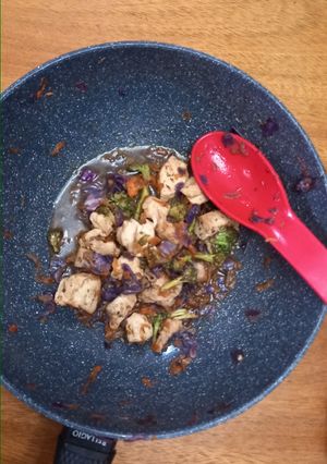 Una foto de Verduras con pollo al wok