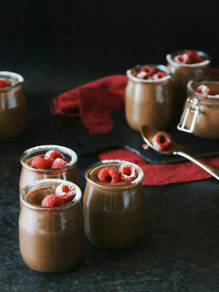 Una foto de Mousse de chocolate con frambuesas