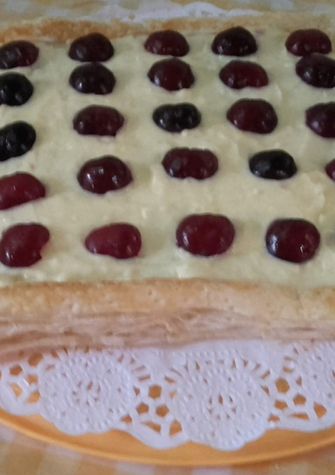 Una foto de Tarta de crema pastelera, y cerezas