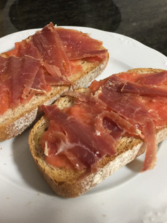 Una foto de Tostas con tomate y jamón