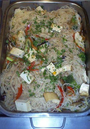 Una foto de Fideos de arroz con tofu