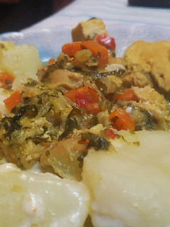 Una foto de Pollo al cúrcuma con papas a la crema