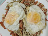 Gulas y bacon con huevos fritos