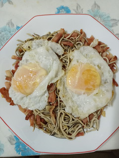 Una foto de Gulas y bacon con huevos fritos