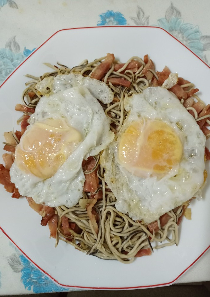 Una foto de Gulas y bacon con huevos fritos