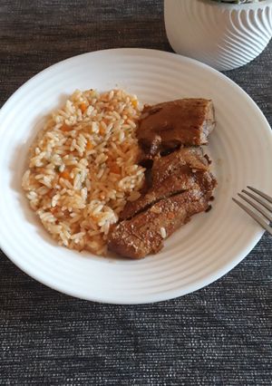 O poză a rețetei Carne de porc la cuptor cu garnitură de orez.