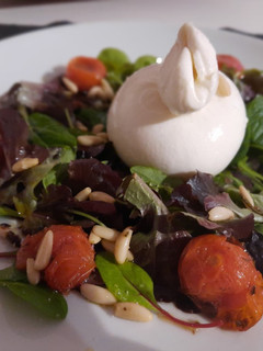Una foto de Ensalada de burrata con tomate confitado