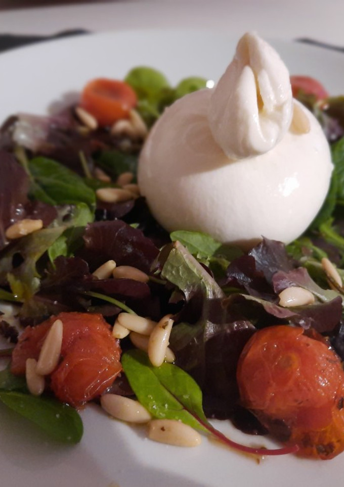 Una foto de Ensalada de burrata con tomate confitado