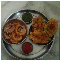 A picture of Palak ke pakode or onion ring.