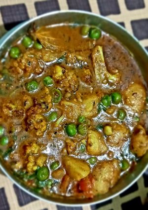 आलू. फूलगोभी और मटर की सब्जी (aloo phool gobi aur matar ki sabzi recipe in Hindi) रेसिपी मुख्य फोटो