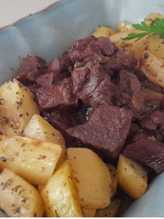 Una foto de Estofado de cerdo con salsa de vino y manzana