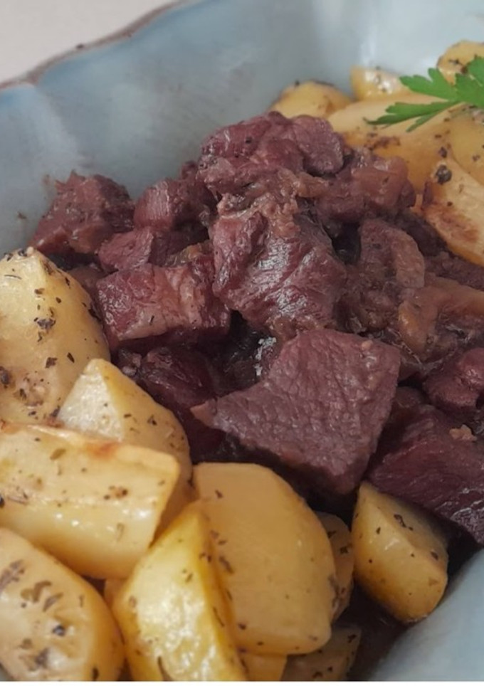 Una foto de Estofado de cerdo con salsa de vino y manzana