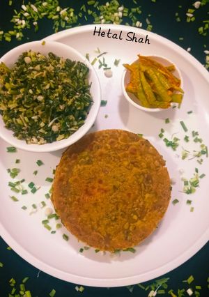 हरे लहसुन बाजरे के पराठे रेसिपी मुख्य फोटो