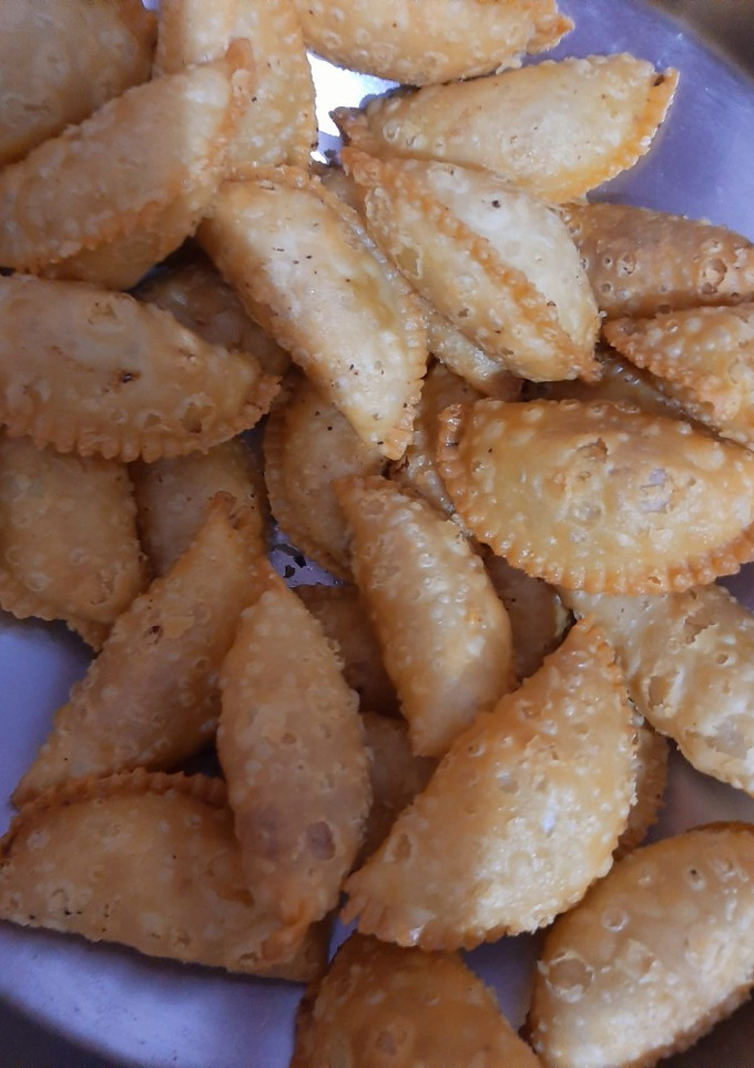A picture of Ghujiya.
